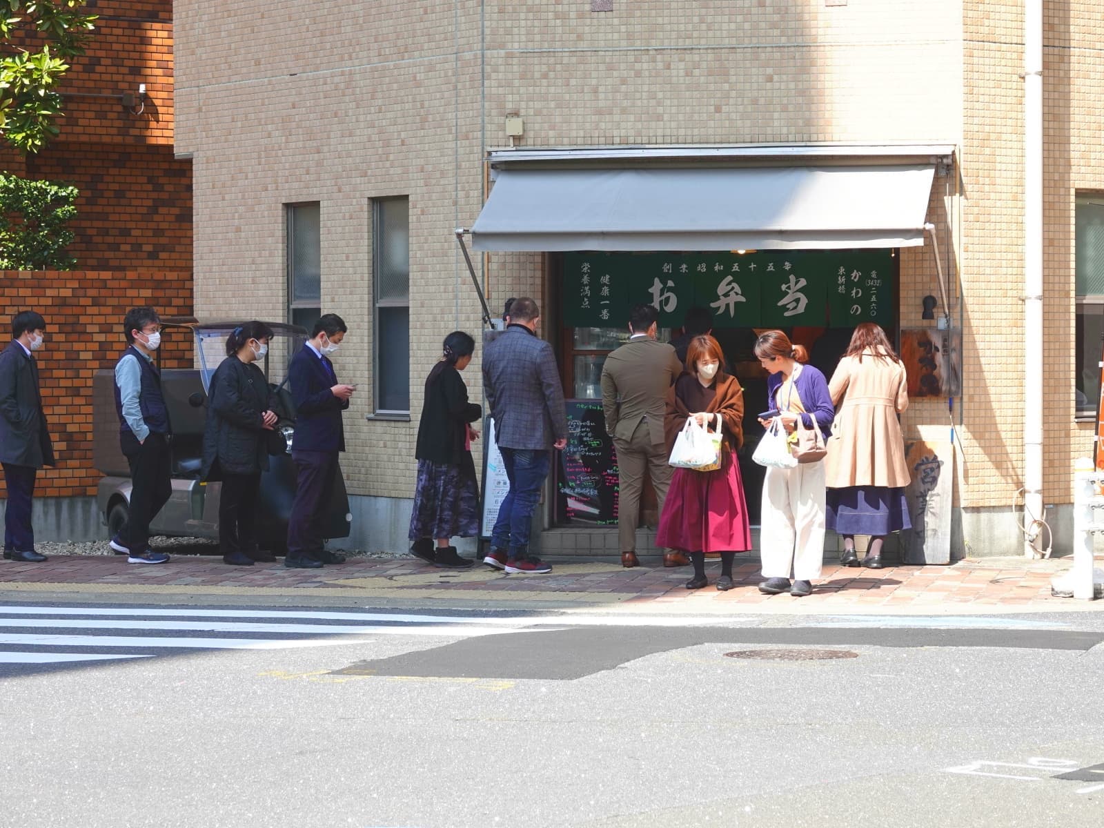 東新橋お弁当のかわの行列