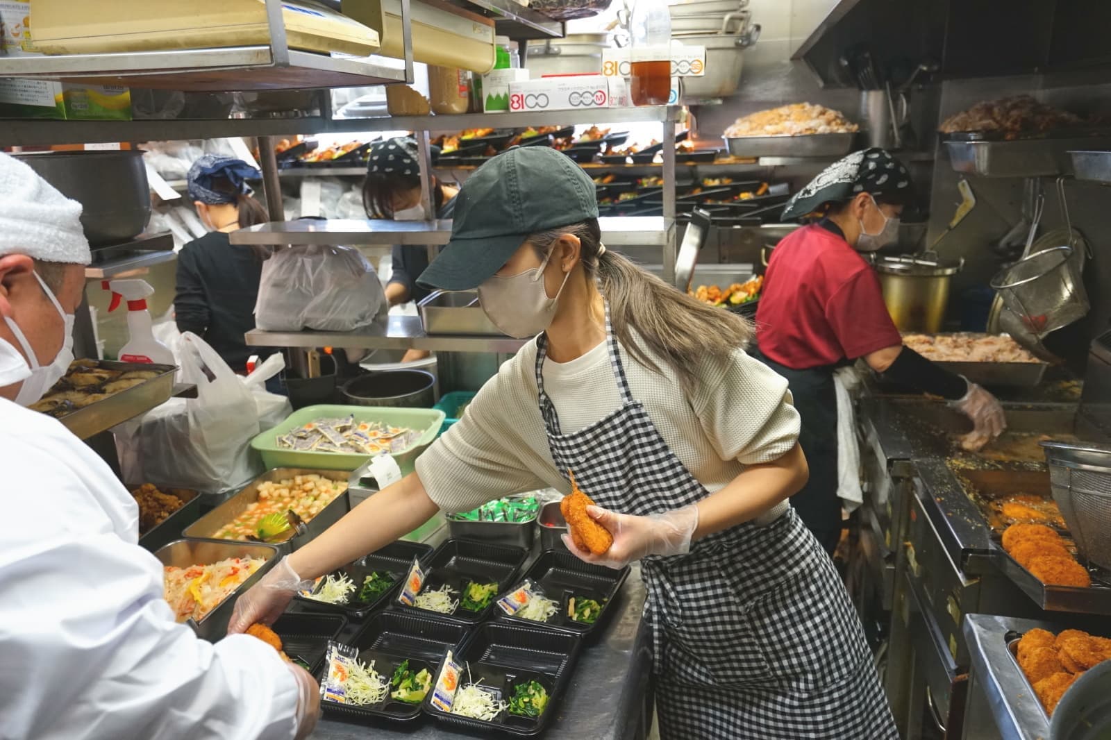 東新橋お弁当のかわのキッチン風景大忙し